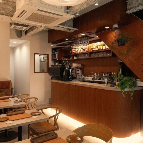 白とブラウンを基調とした店内は、木のぬくもりに包まれるようなあたたかくおしゃれな空間です。落ち着いた雰囲気の中で、日常の喧騒を忘れ、ゆったりとした時間をお過ごしいただけます♪無料Wi-Fiもご利用いただけるため、思わず長居したくなるような居心地の良さをぜひご体験ください。