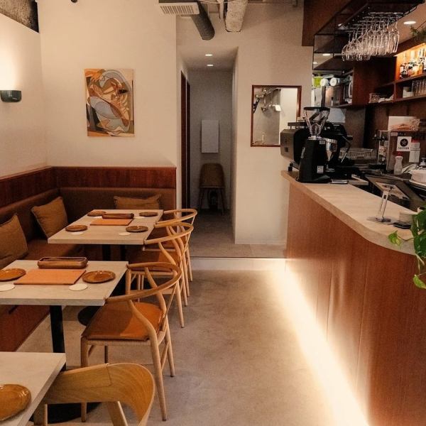 10名様から12名様までの少人数貸切を承っておりますので、会社の宴会やプライベートなパーティー、仲間との特別な集まりに最適です◎他のお客様を気にすることなく、気兼ねなく会話や食事を楽しめるプライベート空間をご提供いたします。柔軟に対応いたしますので、まずはお気軽にご相談ください♪