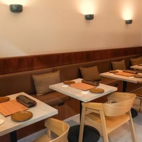 開放的な空間に広々としたテーブル席をご用意しています。特に人気の片側ソファ席は、ゆったりとくつろぎながらお食事を楽しみたい方にぴったりです♪友人との気軽な食事から、特別な日のディナーまで、様々なシーンでご利用いただけます。