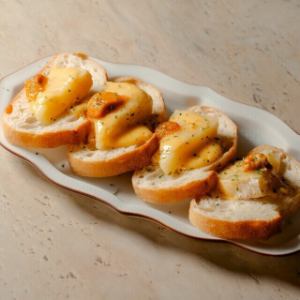 ウニとカマンベールチーズのブルスケッタ