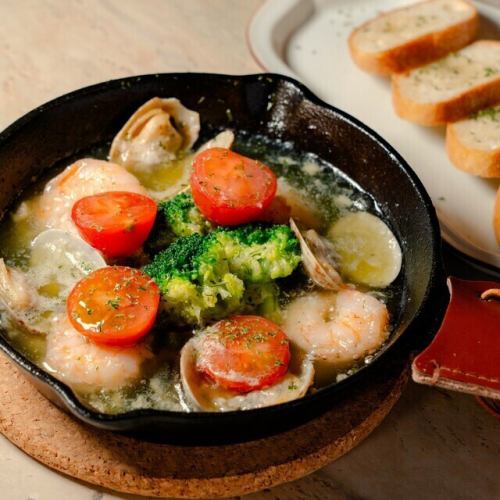 エビとアサリのアヒージョ
