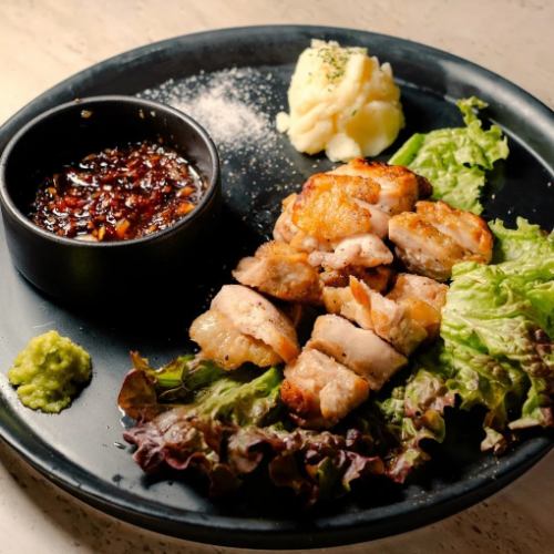 【じっくり焼き上げた旨み】大山鶏もも肉のグリルで贅沢なひととき