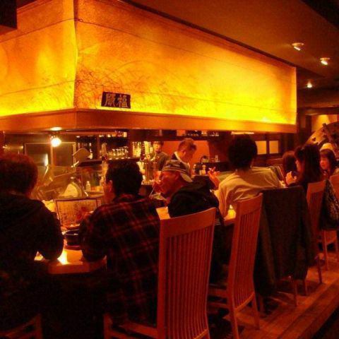 <p>【1～9名様までご利用可能】お一人様からお気軽にご利用いただけるカウンター席は最大9名様まで◎目の前は臨場感ある調理風景が見えるお席となります。距離を縮めたい人とは対面より横並びがベスト！雰囲気抜群のお席でごゆっくりおくつろぎください。</p>
