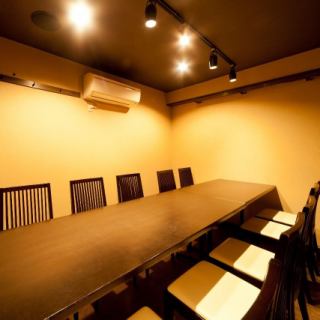 2階フロアにあるテーブル個室は最大10名様まで、ご利用頂けます。接待や会食、女子会、合コンに最適なお席となっております。こちらのお席以外にも20名様までの個室ルームがございますので、人数に合わせて、ご利用下さい。