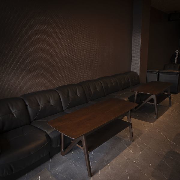 【友人との飲み会☆】友人との楽しい時間をテーブル席で過ごすなら、こちらのおしゃれなお店がぴったりです。歌い放題、飲み放題付きコースがあり、みんなでワイワイと盛り上がれること間違いなし！おしゃれな空間で笑顔が溢れるひとときを楽しみましょう★