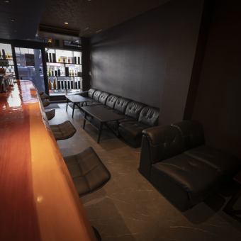 【会話を楽しむお席】当店のテーブル席は、会話を楽しむのにぴったりな配置です。落ち着いた空間の中で、おしゃべりを楽しみながら、おいしい料理とお酒を味わって、心温まる時間をお過ごしください。