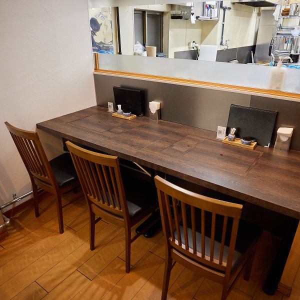 厳選された神戸牛が気軽にお楽しみいただける店内。おひとり様で多く、お仕事の合間のランチにもぴったりです。カウンターもございますので、ゆっくり焼肉や定食をお召し上がりください。