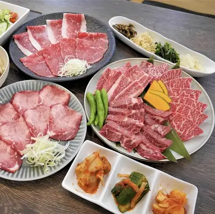【당일 OK! 가미시오 탄과 특선 흑모 와규를 만끽】 ■■ 특선 흑모 와규 야키니쿠 코스 ■■ 전 13 품