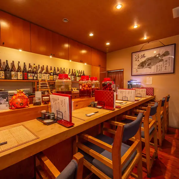 落ち着いた和の趣が広がる店内は、お一人様でも気軽に立ち寄れる居心地の良い空間。カウンター席では職人の技を間近で眺めながら、旬の料理とお酒をゆっくりお楽しみいただけます。静かに食事を楽しみたい方にもおすすめです。