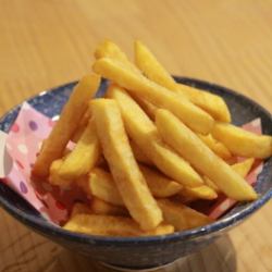 Potato fries eaten with yakitori salt