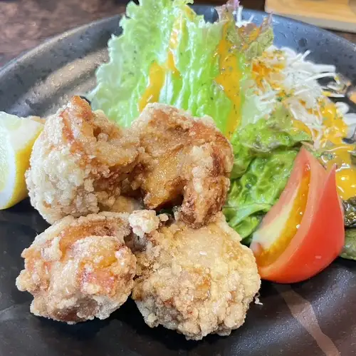 国産肉を使用した、一本一本丁寧に串打ちし香ばしくジューシーに焼き上げる自慢の焼き鳥