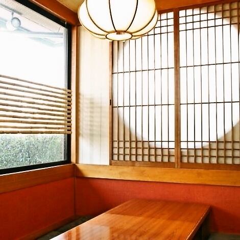 総席数は168席！お仕事終わりの同僚との一杯にも、気軽なご友人との食事にもぴったりなお席をご用意しております！テーブル席やソファー席などご利用シーンに合わせたお席をご用意◎少人数でも、グループでの利用でも、宴会でも、様々なシーンに対応させていただきます！お食事ならぜひ『がんこ 泉大津店』へ♪