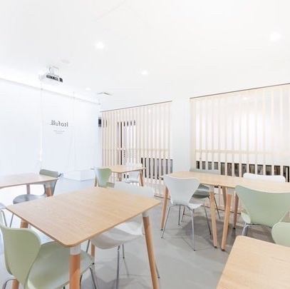≪The store is clean and neat♪≫Seats for 4 people x 6. We want you to enjoy the freshness of our freshly prepared meals, so we have made the eat-in space a relaxing space based on white. Relax and enjoy the taste of fresh fish.
