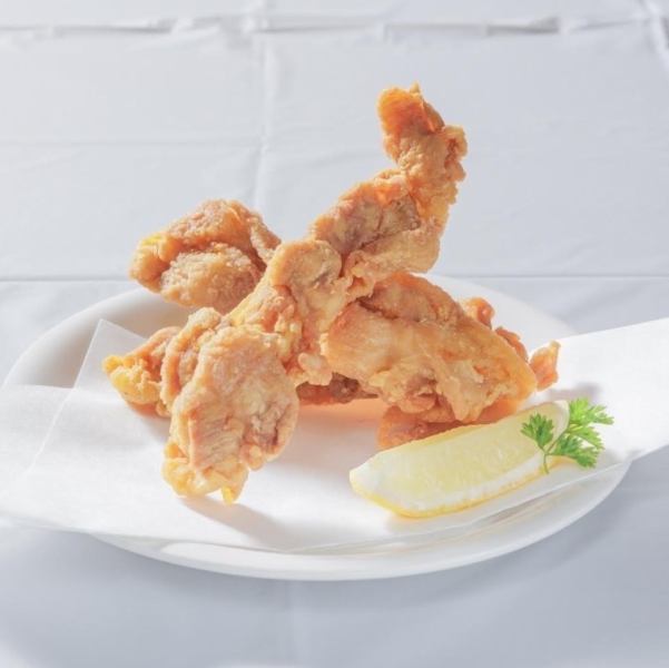 [A gem that has been loved by the next store for 55 years ◎] Deep-fried chicken 450 yen (tax included)