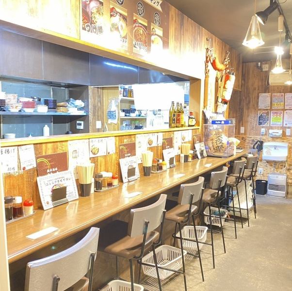 カウンター席は、木の質感と間接照明が心地よい落ち着いた空間。目の前で料理やドリンクが仕上がるライブ感を楽しめ、スタッフとの距離も近く、ひとり飲みや少人数での会話にぴったりな雰囲気です。