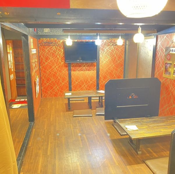 秩父「粋人」の座敷・テーブル席は、木の温もりを感じる落ち着いた和モダン空間。座敷はゆったりくつろげる雰囲気で、家族や仲間との食事に最適。テーブル席は明るく開放的で、少人数からグループまで幅広く対応できます。