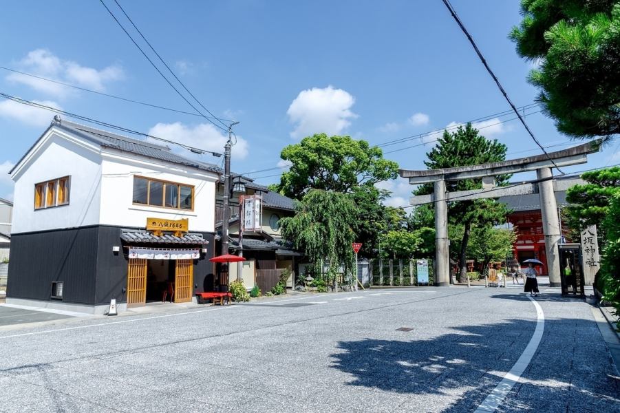 ≪テイクアウトも可能です◎≫八坂神社と大谷祖廟の参道に面する当店はふらっと立ち寄りやすいお店です！また店頭では自慢のアップルパイとシン・うなぎむすびをテイクアウトすることが可能◎観光しながら食べ歩きができます♪少しでも気になったら是非お立ち寄りください★