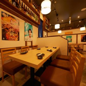 【小人数テーブル】 2名～6名の少人数様向けのテーブル席もご用意しております。宴会や飲み会にピッタリな各種コースもご用意しております。またサプライズ演出できるデザートプレートもご用意しております！皆様のご来店をお待ちしております。