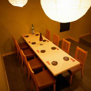 【小人数テーブル】 光と影が織り成す上質空間。都会の喧騒を忘れ大人の時間をゆったり堪能できる空間をご用意！6名～8名の少人数様向けのテーブル席などゆったりと優雅なお時間をお過ごし頂けるお席は、ワンランク上の仕上がりに！サプライズ演出できるデザートプレートもご用意しております！※個室利用希望は電話必須◎