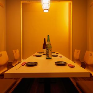 【大人数個室】4～6名様でもゆったりとお座りいただけるテーブル個室。大切なお客様を迎えての接待やビジネス仲間との会食、お仕事仲間との歓送迎会や忘年会はもちろん、ご家族・親族でのお食事などにもご利用ください。ご宴会は飲み放題付が断然おトク。ゆったり大切な時間を価値あるものを♪※個室利用希望は電話必須◎