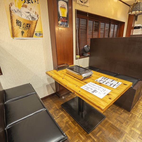 【八尾駅西口徒歩4分】八尾駅からほど近い場所に佇む、温かい雰囲気が自慢の焼肉店です。4名様掛けのテーブルを3卓ご用意しており、ご家族やご友人との食事、気の置けない仲間との飲み会に最適。居心地の良い空間で、心ゆくまで焼肉をお楽しみください。