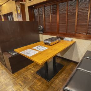 6名様掛けのゆったりとしたテーブル席で、気兼ねなくお食事をお楽しみください。懐かしい話に花を咲かせながら、美味しい焼肉と楽しい時間をお過ごしいただけます。