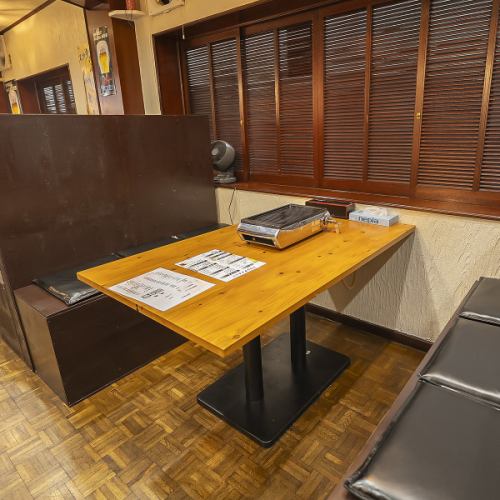 6名様掛けのゆったりとしたテーブル席で、気兼ねなくお食事をお楽しみください。懐かしい話に花を咲かせながら、美味しい焼肉と楽しい時間をお過ごしいただけます。