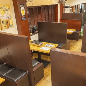 落ち着いた雰囲気の4名様掛けテーブル席は、大切な方とのお食事に最適です。美味しい焼肉を二人で囲みながら、心に残る素敵な時間をお過ごしください。