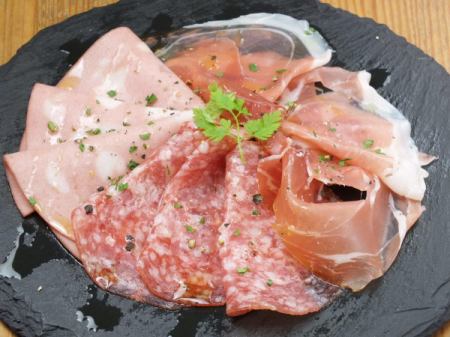 生ハムとサラミの盛り合わせ