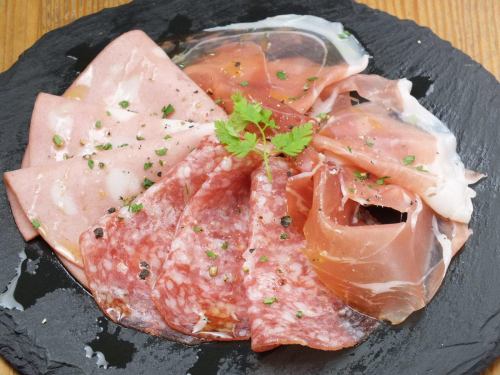 生ハムとサラミの盛り合わせ