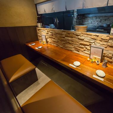 ≪カウンター席：2卓≫調理風景を間近で楽しめるカウンター席は、まさに特等席！お一人様でも気兼ねなく、職人の技を眺めながら、焼きたての串を堪能ください☆