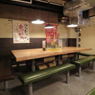 大きなテーブルは最大18名。テーブルの一部を使用して、2名、4名、6名様でのご利用も可能です。