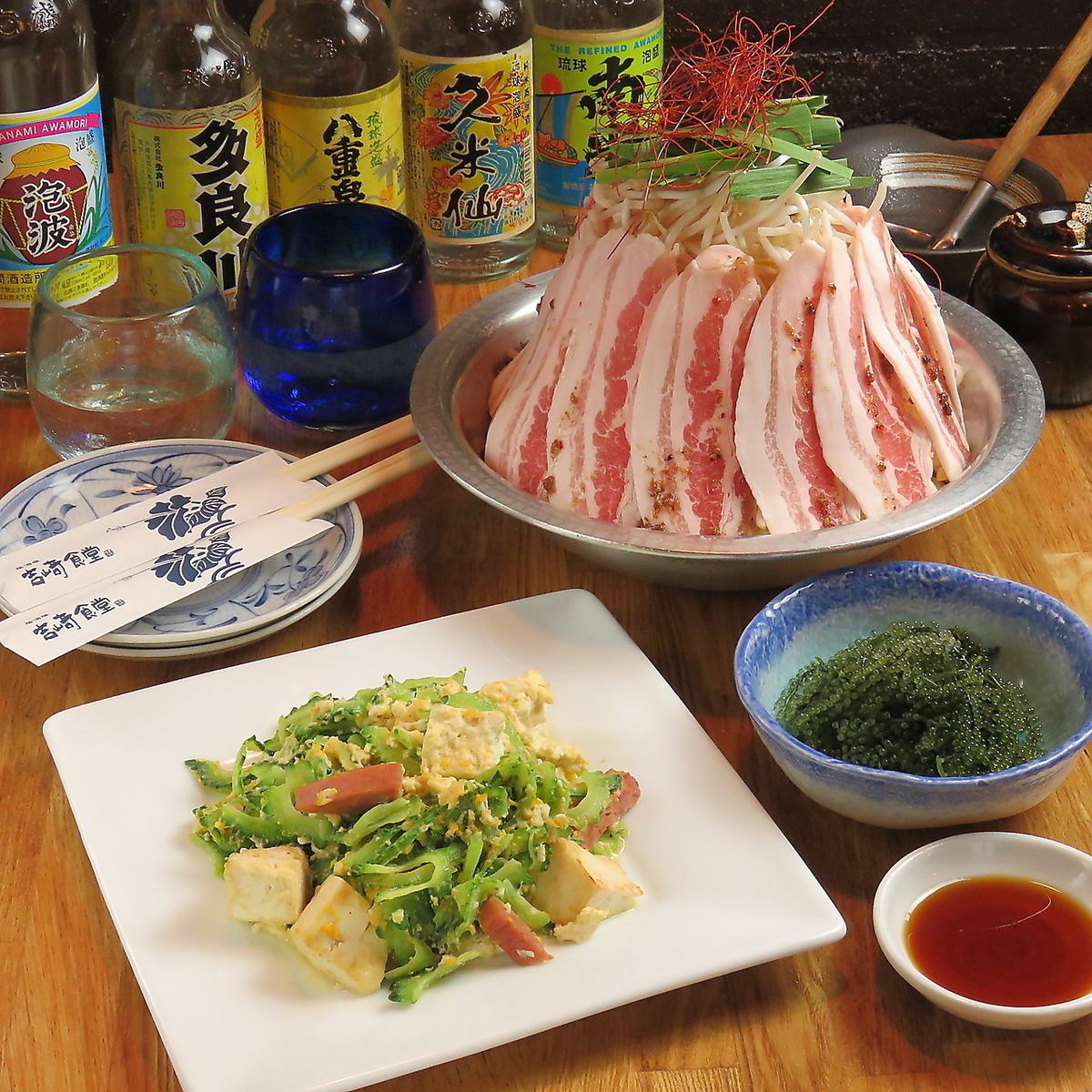 沖縄から直接仕入れた食材を使った沖縄の家庭料理屋。泡盛も100種類以上！