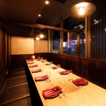 【個室10名様まで】接待や新年会、会社宴会等のビジネスシーンから合コンや女子会やママ会や同窓会などのあらゆる場面で利用頂ける個室です。少人数から団体様まで幅広くご対応可能です。外せない場面に是非ご利用ください！千葉駅でのご宴会なら「個室居酒屋　鶏の吉助　千葉店」にお任せください♪