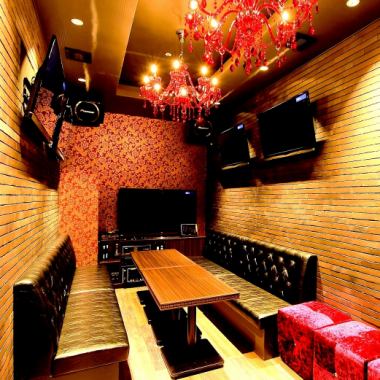 【ROOM：501R】ダーツ付きのお部屋。赤いシャンデリアが印象的。窓付き夜景ルーム。♪#なんば#女子会#宴会#2次会#南国#デート