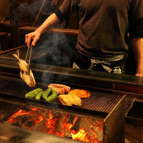 【Have fun with eyes】 Grill of charcoal fire full of presence full of craftsmanship technique.