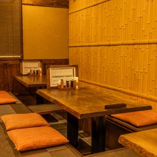 古き良き日本家屋を思わせる空間。仲間内で気兼ねなくお食事やご宴会をお楽しみください！