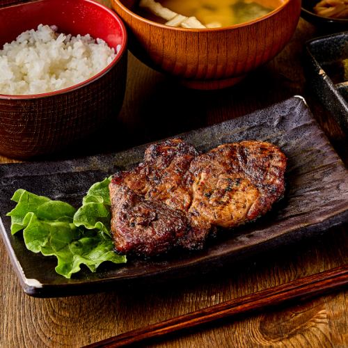 炭火が香る！ボリューム満点の「極上・肉定食」