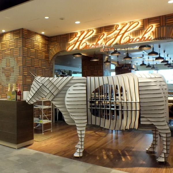 This big cow on the 6th floor of Solaria is a landmark! Stylish brick meat-grilled meat shop 【HACHIHACHI】