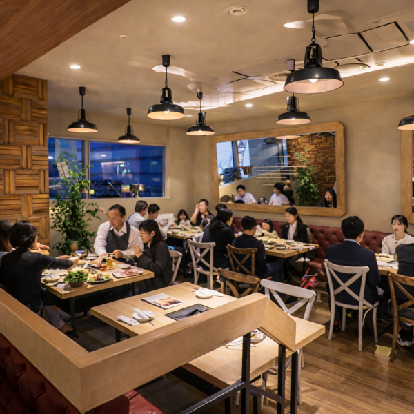 開放的な店内はセンスの光るインテリアがいっぱい！清潔感溢れるカフェのようなオシャレな店内で焼肉はいかがですか？