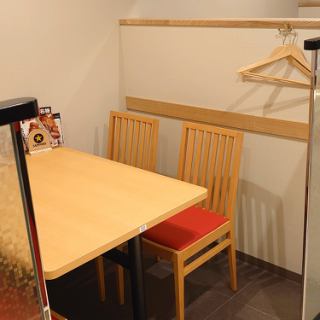 完全に区切られたテーブル席はお客様の大切なプライベート空間を演出します。
