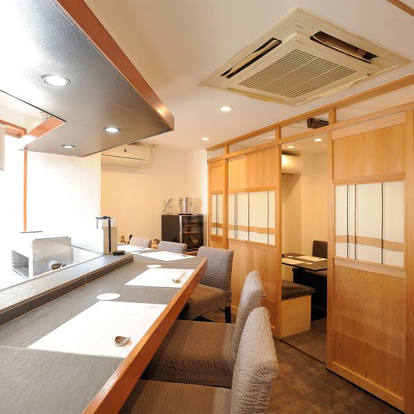 ご家族やご友人とのお祝いや、ご両家の顔合わせ、お仕事関係の皆様との接待や宴会時間など…大切な日にご利用したいお客様に向けた個室席をご用意しております。多彩なシーンで気兼ねなくご利用いただけます。周りを気にせずリラックスできる環境で、ゆっくりとした時間をお過ごしくださいませ。