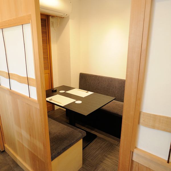 商談や交流の場にふさわしい空間づくりを心掛けております。商談を兼ねたお食事会では、お客様のご要望に合わせて席をご用意し、周りに気を遣うことなく会話ができる個室席にご案内します。ぜひお気軽にお問い合わせください。