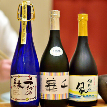 全国各地から選び抜いた銘酒や純米酒をご堪能ください。