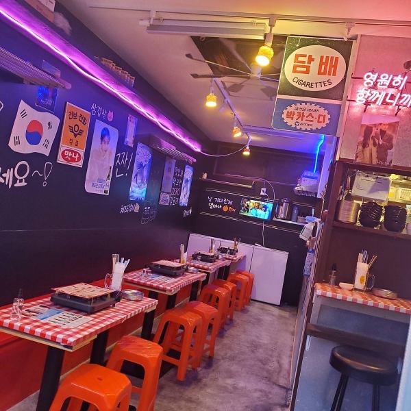 まるで本場の韓国料理屋をイメージさせる店内は雰囲気抜群♪周りを気にせずワイワイ楽しむもこともおしゃれな店内でゆったりと絶品の韓国料理を堪能することもできる空間となっているので女子会や仕事終わりの飲み会にぴったり！詳しくは店舗までお問い合わせください。