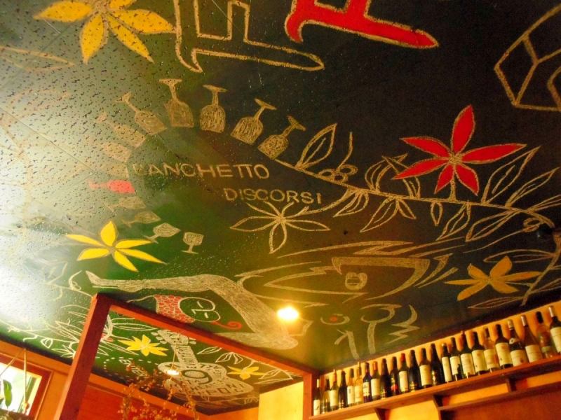 店長自らが描いた天井の絵はイタリアの陽気なイメージを表現している。明るい店内で肩肘張らずに食事ができる。