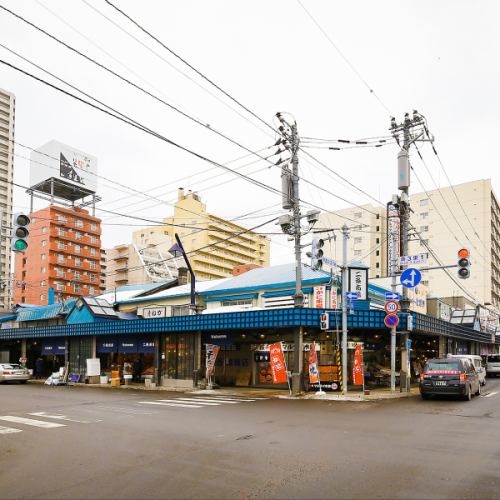 A shop located in Nijo Market where fresh seafood from Hokkaido gathers.