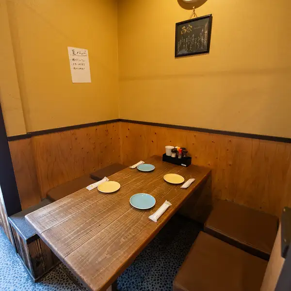 「ただいま」と言いたくなるような、アットホームな店内。常連様同士の会話も弾む温かい雰囲気に満ちています。カウンターでカジュアルにお喋りを楽しむもよし、テーブル席でじっくり料理を堪能するもよし!一度訪れれば、その居心地の良さに何度も通いたくなるような愛され空間です◎