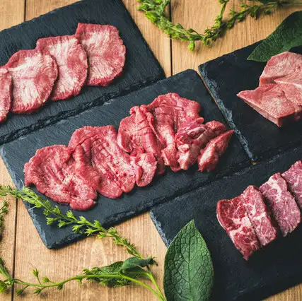 白老牛の雌牛を贅沢に使用した焼肉とワインに合う一品料理を楽しめるお店