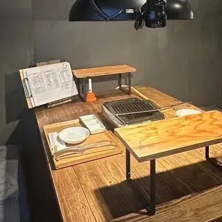 店内はシンプルで落ち着いたデザイン。カウンター席や個室など、シーンに合わせて選べる多彩な席をご用意しています。お肉とワインを楽しむための空間づくりにこだわり、居心地の良さを追求。お祝い対応も可能で、特別な日にも利用しやすい雰囲気です。女性客にも好まれる落ち着いた空気感が広がります。